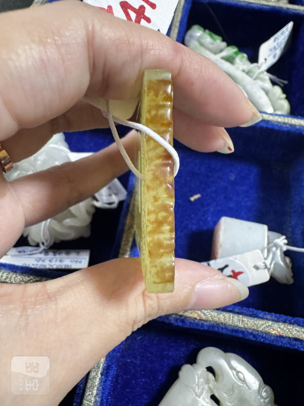 清 黄玉莲荷纹牌 - 图7